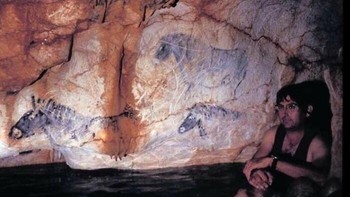 Pada tahun 1985, penyelam Henri Cosquer membuat penemuan yang luar biasa saat menjelajahi perairan di lepas pantai Marseille, Prancis. Kegigihannya membawanya untuk menemukan sebuah gua tersembunyi, yang dikenal sebagai Gua Cosquer, yang menyimpan koleksi lukisan dan artefak gua kuno yang menakjubkan. Diperkirakan berusia sekitar 27.000 tahun menampilkan beragam penggambaran satwa liar, termasuk kuda, rusa, bison, anjing laut, penguin, ikan, dan bahkan kucing dan beruang! Para ahli telah mengidentifikasi 229 karya seni yang mewakili 13 spesies berbeda. Selain itu, gua ini menampilkan 16 penggambaran hewan laut, seperti anjing laut dan auk besar, serta berbagai figur yang dapat mewakili ikan atau cetacea. Foto: Boredpanda