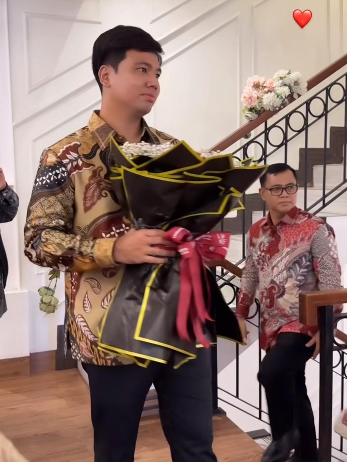 Frans Faisal Frans Faisal melamar Indah, manajernya.