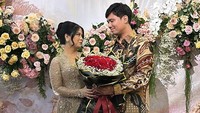 Indah Tri Pertiwi anggun mengenakan kebaya dengan rambut digelung. Frans mengenakan batik lengan panjang bernuansa coklat senada dengan kain yang dipakai Indah. Foto: dok. Instagram Frans
