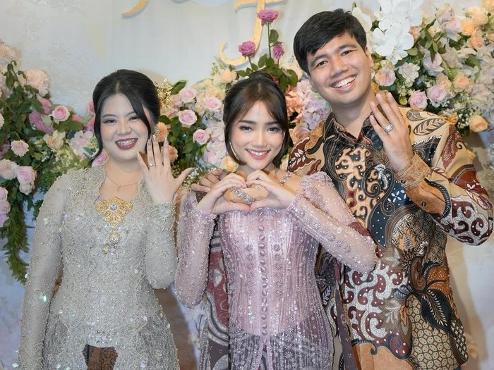 Frans Faisal Frans Faisal melamar Indah, manajernya.