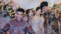 Fadly dan Fuji turut berbahagia menyambut Indah masuk ke dalam keluarga besar mereka. Foto: dok. Instagram Fuji