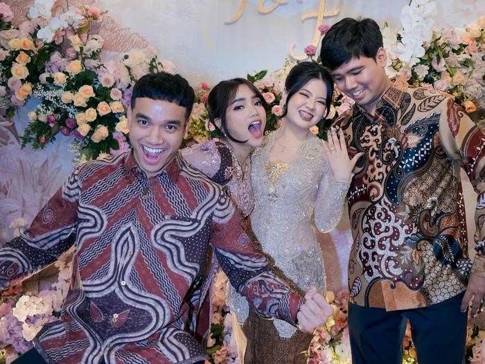 Frans Faisal melamar Indah, manajernya.