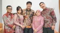 Momen sakral itu semakin lengkap dengan kehadiran anggota keluarga lengkap. Fuji dan Fadly sebagai adik ikut semringah melihat kakak mereka akan segera menikah. Foto: dok. Instagram Fuji