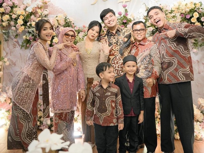 Frans Faisal melamar Indah, manajernya.