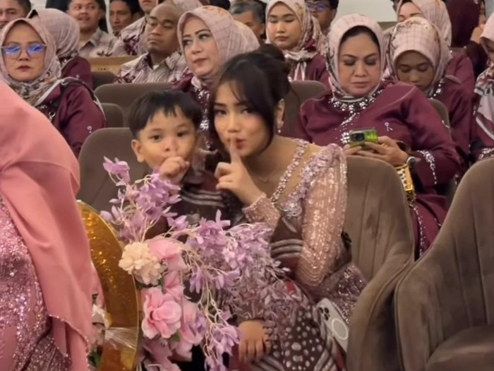 Frans Faisal melamar Indah, manajernya.