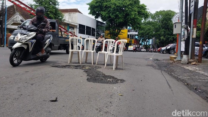 Galian bekas PDAM yang tak ditutup bikin pengendara terjatuh