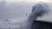 Ombak besar akibat badai juga menerjang mercusuar dermaga Tynemouth, Inggris.