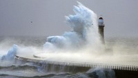 Ombak besar menerjang mercusuar Roker di Sunderland, Inggris, Minggu (8/12/2024).