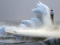 Gelombang Tinggi Akibat Badai Darragh Terjang Mercusuar di Inggris