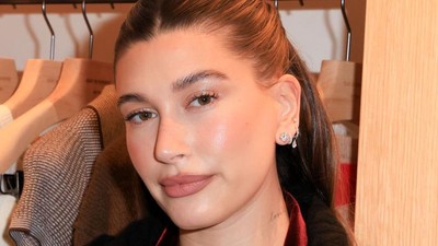 5 Potret Hailey Bieber Kembali Eksis Setelah Melahirkan, Demi Gigi Hadid