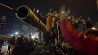 HTS atau Hayat Tahrir al-Sham adalah koalisi kelompok militan Islam yang awalnya berafiliasi dengan al-Qaeda. Kelompok ini muncul setelah Perang Saudara Suriah pada 2011, menurut Encyclopedia Britannica. (AP Photo/Omar Sanadiki)  