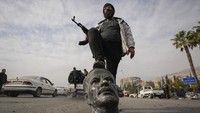 Dilansir Al-Jazeera, pada 27 November, kelompok oposisi bersenjata Suriah yang dipimpin Kelompok Islam Hayat Tahrir al-Sham (HTS) dan didukung faksi sekutu yang didukung Turki itu melancarkan serangan besar-besaran yang mereka sebut Operasi Pencegahan Agresi terhadap pasukan pro-pemerintah. Serangan pertama menyasar Idlib dan provinsi tetangga Aleppo. Tiga hari kemudian, mereka berhasil merebut kota terbesar kedua Suriah, Aleppo. (AP Photo/Hussein Malla)  