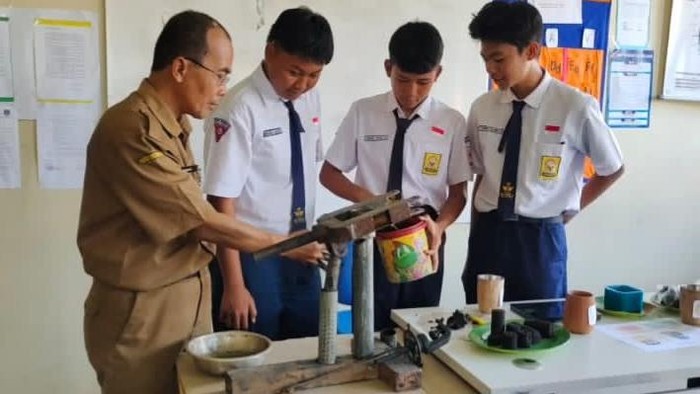 Guru di Malang Ubah Sampah Jadi Briket Ramah Lingkungan