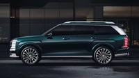 Kesan mewah mobil ini juga tercermin dari desain velg multi-spoke 21 inci. Selain itu, terdapat aksen krom yang mengalir dari roof rail menyambung ke bagian pilar D. Foto: Hyundai