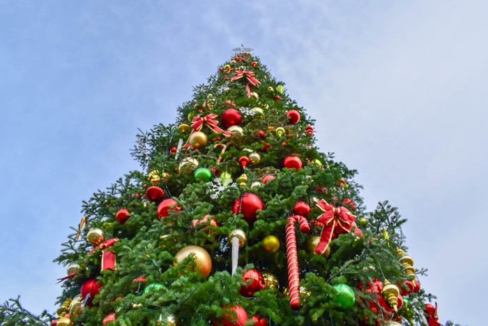 Ilustrasi pohon natal raksasa