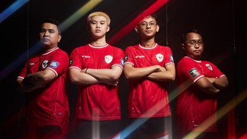 Timnas eFootball Indonesia sukses menjadi juara FIFAe World Cup 2024 di Riyadh, Arab Saudi. Mereka adalah Elga Cahya, Rizky Faidan, dan Akbar Paudie di kategori konsol. Sementara di kategori mobile diperkuat Philip Franc. (Foto: PSSI)