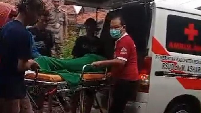 Jasad bocah yang ditemukan dalam karung saat tiba di rumah duka, Pemalang, Senin (9/12/2024).
