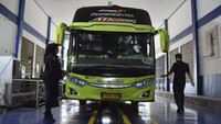 Petugas Dishub mengecek kelaikan bus pariwisata di UPTD Pengujian Kendaraan Bermotor (PKB) Dishub Ciamis, Kabupaten Ciamis, Jawa Barat, Senin (9/12/2024).