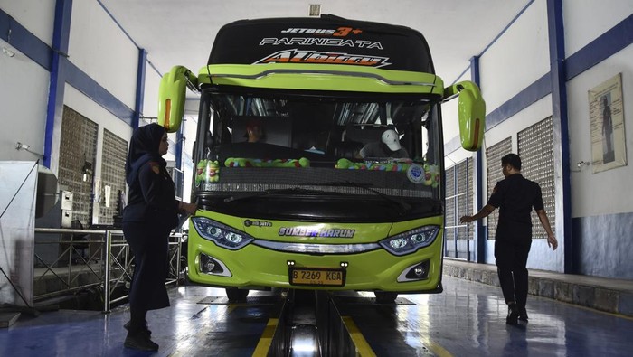 Petugas Dinas Perhubungan Ciamis melakukan pemeriksaan kelaikan angkutan bus pariwisata di UPTD Pengujian Kendaraan Bermotor (PKB) Dishub Ciamis, Kabupaten Ciamis, Jawa Barat, Senin (9/12/2024). Kementerian Perhubungan meningkatkan pengawasan bus melalui pemeriksaan kelaikan jalan atau rampcheck jelang angkutan libur Natal 2024 dan Tahun Baru 2025, dengan memeriksa 1.152 bus diantaranya 949 bus laik operasi dan 203 bus tidak laik operasi. ANTARA FOTO/Adeng Bustomi/foc.
