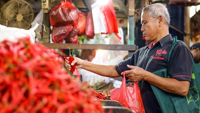 Warga membeli cabai di Pasar Senen, Jakarta, Senin (9/12/2024). Badan Pangan Nasional (Bapanas) mencatat harga sejumlah komoditas pangan secara umum naik pada Senin (9/12) pagi, seperti sejumlah jenis cabai naik Rp4.430-Rp5.650 per kilogram menjadi  Rp34.880-Rp44.310 per kg, dan bawang putih naik Rp5.410 menjadi Rp47.520 per kilogram. ANTARA FOTO/Idlan Dziqri Mahmudi