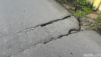 Aspal pada sambungan Jembatan Pagerluyung mulai terlihat retak.