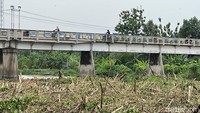Masyarakat dari Kecamatan Kesamben, Jombang dan beberapa desa di Kecamatan Sooko juga biasa melalui jembatan ini untuk menuju wilayah utara Sungai Brantas.