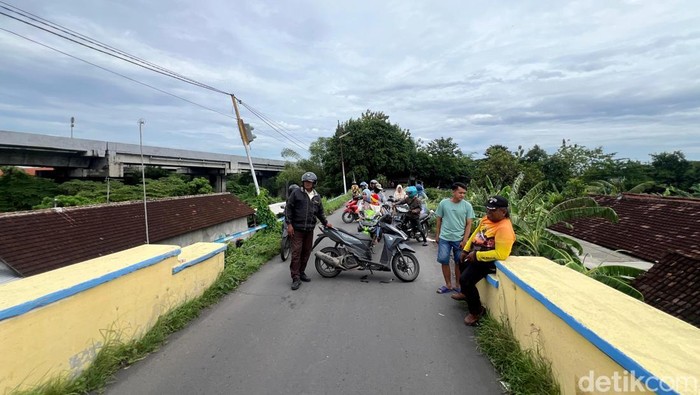 Jembatan Pagerluyung di Mojokerto Ditutup Sementara Jembatan Pagerluyung di Mojokerto Ditutup Sementara