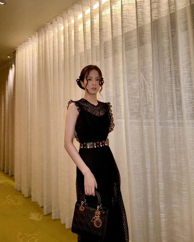 Berbeda dengan personel BLACKPINK lainnya, kini Jisoo merintis karier sebagai aktris. Penggemar dapat menantikan penayangan drama Korea Newtopia, Monthly Boyfriend, dan film Omniscient Reader’s Viewpoint tahun depan. Foto: dok. Instagram @sooyaaa__, dok. Instagram @dior