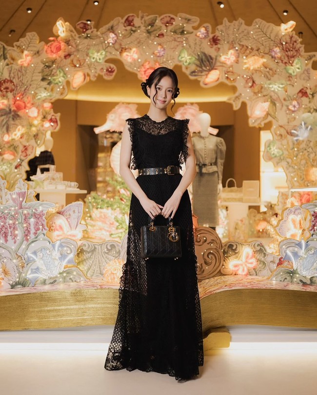 Dalam kesempatan itu, Jisoo BLACKPINK memakai gaun rajut berenda hitam dari koleksi Dior Cruise 2025. Creative Director Dior Maria Grazia Chiuri melakukan modifikasi khusus untuk gaun yang dikenakannya. Foto: dok. Instagram @sooyaaa__, dok. Instagram @dior