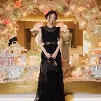 Dalam kesempatan itu, Jisoo BLACKPINK memakai gaun rajut berenda hitam dari koleksi Dior Cruise 2025. Creative Director Dior Maria Grazia Chiuri melakukan modifikasi khusus untuk gaun yang dikenakannya. Foto: dok. Instagram @sooyaaa__, dok. Instagram @dior