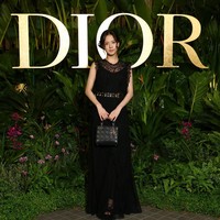 Penampilan bintang drama Korea Snowdrop itu dilengkapi dengan koleksi tas klasik hitam Lady Dior. Foto: dok. Instagram @sooyaaa__, dok. Instagram @dior