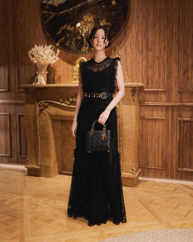 Ini adalah pertama kalinya Jisoo BLACKPINK menghadiri acara Dior di Thailand. Acara tersebut juga diramaikan aktor dan aktris lokal yang eksis sebagai brand ambassador Dior termasuk Tu Tontawan, Mile Phakphum, dan Apo Nattawin. Foto: dok. Instagram @sooyaaa__, dok. Instagram @dior