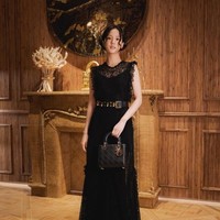 Ini adalah pertama kalinya Jisoo BLACKPINK menghadiri acara Dior di Thailand. Acara tersebut juga diramaikan aktor dan aktris lokal yang eksis sebagai brand ambassador Dior termasuk Tu Tontawan, Mile Phakphum, dan Apo Nattawin. Foto: dok. Instagram @sooyaaa__, dok. Instagram @dior