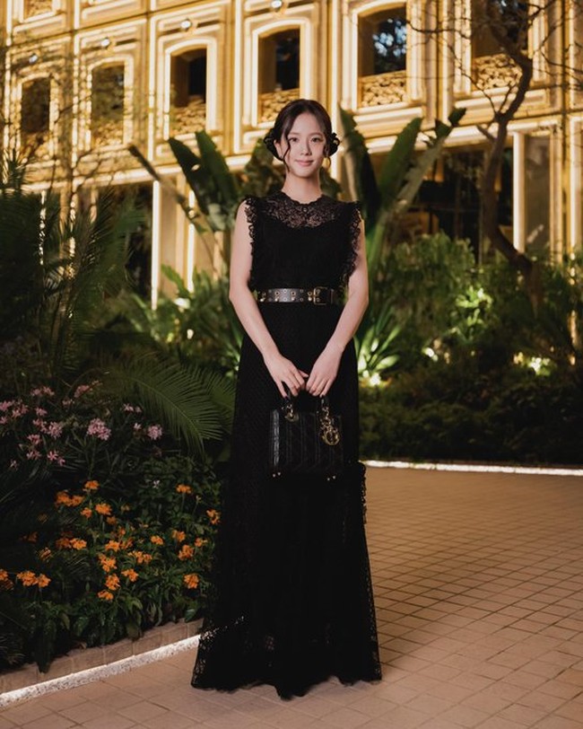 Jisoo BLACKPINK menjadi tamu istimewa di acara pembukaan butik Dior Gold House Bangkok, Thailand pada Jumat (6/12/2024) waktu setempat. Foto: dok. Instagram @sooyaaa__, dok. Instagram @dior