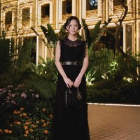 Jisoo BLACKPINK menjadi tamu istimewa di acara pembukaan butik Dior Gold House Bangkok, Thailand pada Jumat (6/12/2024) waktu setempat. Foto: dok. Instagram @sooyaaa__, dok. Instagram @dior