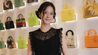 7 Pesona Jisoo BLACKPINK di Dior Gold House Thailand, Bergaun Renda Hitam