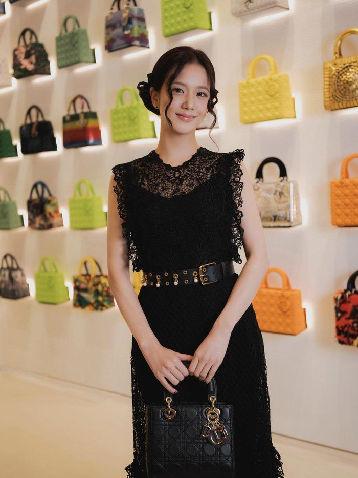 Jisoo BLACKPINK menghadiri acara pembukaan Dior Gold House di Bangkok Jisoo BLACKPINK menghadiri acara pembukaan Dior Gold House di Bangkok