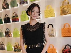 7 Pesona Jisoo BLACKPINK di Dior Gold House Thailand, Bergaun Renda Hitam
