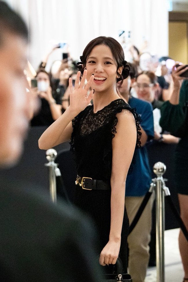 Sebelum bertandang ke Thailand, Jisoo BLACKPINK dinobatkan sebagai wanita tercantik di dunia versi Nubia Magazine. Pelantun ‘FLOWER’ itu memecahkan rekor karena terpilih selama tiga tahun berturut-turut. Foto: dok. Instagram @sooyaaa__, dok. Instagram @dior