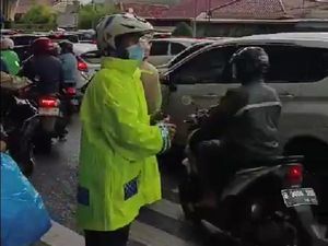 Cuaca Gerimis, Lalin Letjend Suprapto Arah Senen Macet