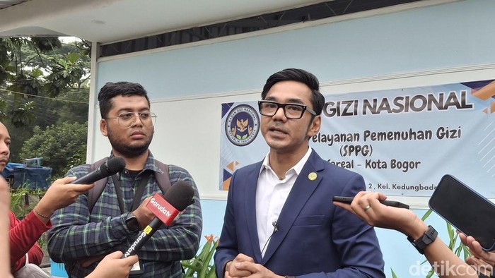 Juru Bicara Kantor Komunikasi Kepresidenan (Presidential Communication Office) Dedek Prayudi di SPPG Tanah Sareal, Bogor, Senin (9/12/2024). Foto: Solihin/detikcom