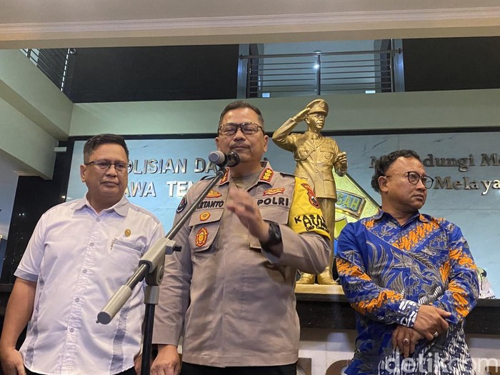 Kabid Humas Polda Jateng Kombes Artanto bersama Komisioner Kompolnas, M Choirul Anam, seusai sidang etik Aipda Robig di Mapolda Jateng, Semarang, Senin (9/12/2024) malam.