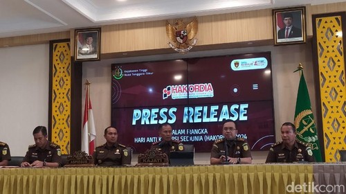 Kajati NTT, Zet Tadung Allo, bersama jajaran saat memberikan keterangan kepada awak media, di Aula Kantor Kejati NTT. (Simon Selly/detikBali)