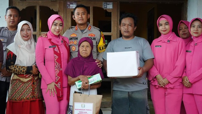 Kapolres Ponorogo dan Bhayangkari saat memberikan bantuan