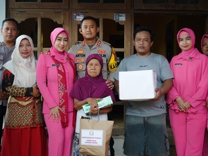 Bhayangkari Ponorogo Serahkan Paket Bantuan Warga Tak Mampu-ODGJ