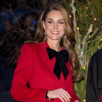 Rambut brunette-nya yang lebat ditata bergelombang dengan efek mengkilap, seperti biasanya. Foto: Getty Images/Max Mumby/Indigo