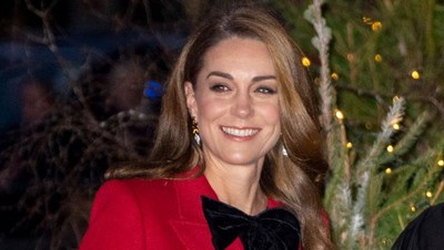 7 Pesona Kate Middleton dalam Mantel Merah di Misa Jelang Natal