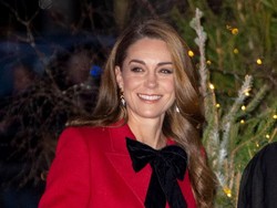 7 Pesona Kate Middleton dalam Mantel Merah di Misa Jelang Natal