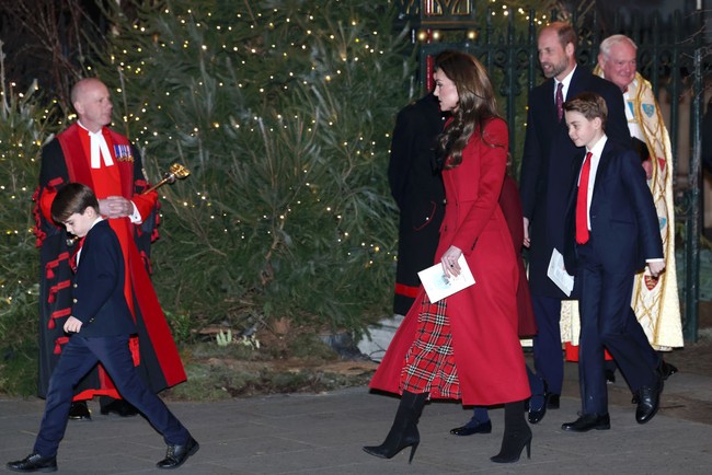 Pangeran William dan Kate muncul bersama tiga buah hatinya. Momen tersebut kian terasa berkesan bagi mereka setelah Kate harus melalui tahun yang berat karena berjuang melawan kanker. (Foto: Getty Images/Max Mumby/Indigo)