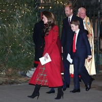 Pangeran William dan Kate muncul bersama tiga buah hatinya. Momen tersebut kian terasa berkesan bagi mereka setelah Kate harus melalui tahun yang berat karena berjuang melawan kanker. (Foto: Getty Images/Max Mumby/Indigo)